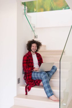 Freelancer bornoz çalışan ev içinde