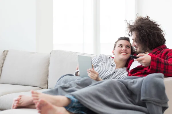 Par koppla av hemma med tablet-datorer — Stockfoto