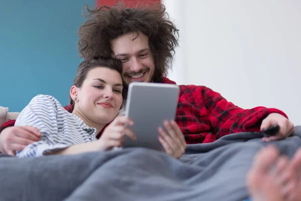 Evde tablet bilgisayarlar ile rahatlatıcı Çift — Stok fotoğraf