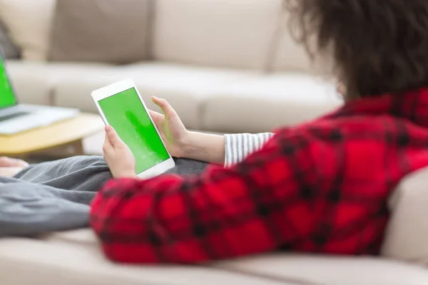 Pareja relajante en casa con tabletas —  Fotos de Stock