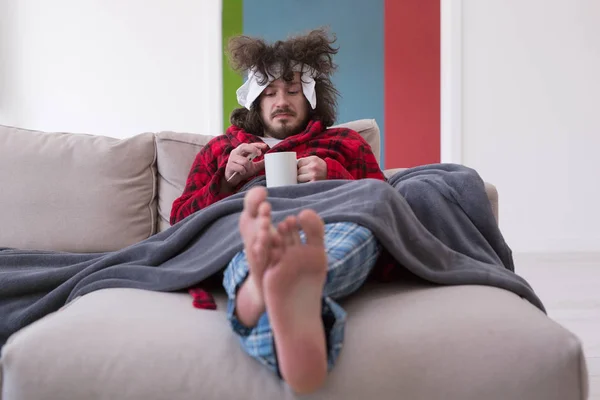 Jeune homme atteint de grippe et de fièvre — Photo