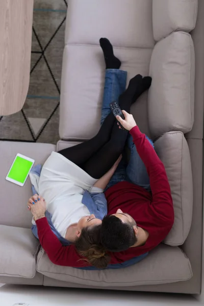 Jovem casal em assistir televisão — Fotografia de Stock