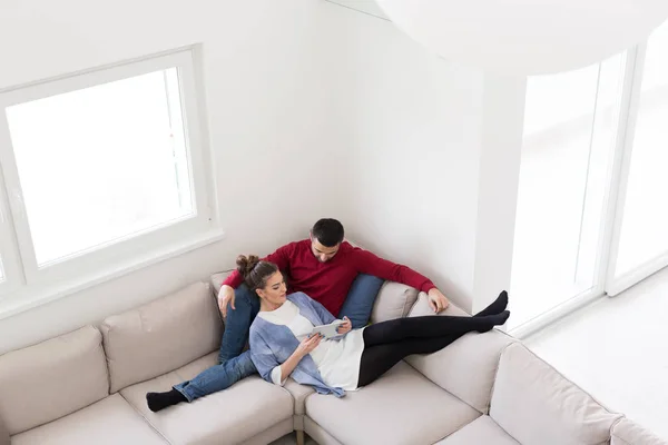 Pareja relajante en casa usando tableta — Foto de Stock