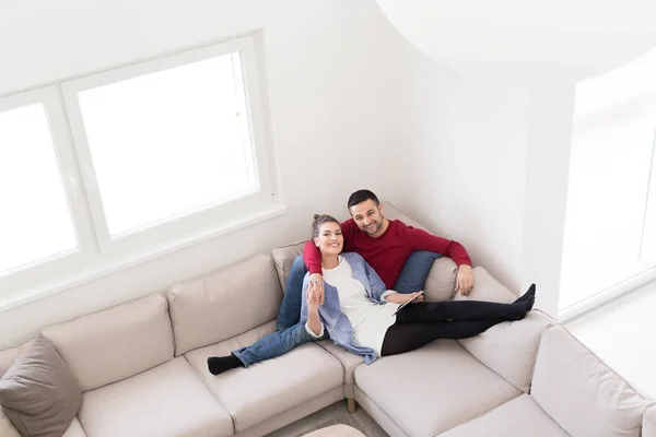 Ouple relaxante em casa usando tablet — Fotografia de Stock