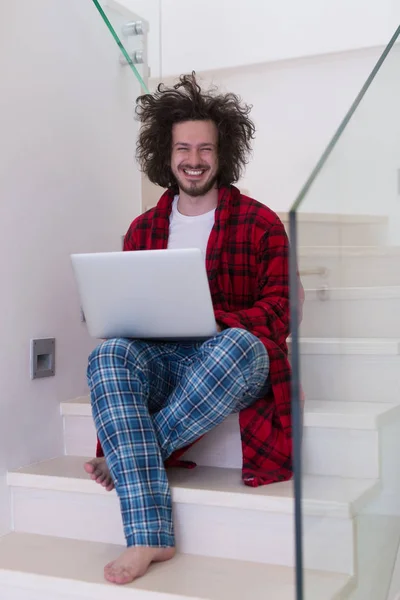 Freelancer en albornoz trabajando desde casa — Foto de Stock