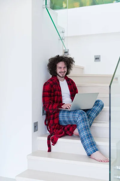 Freelancer en albornoz trabajando desde casa — Foto de Stock