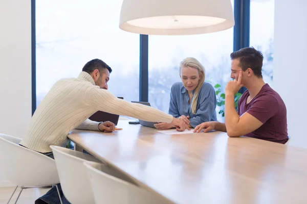 Gente de negocios discutiendo plan empresarial — Foto de Stock