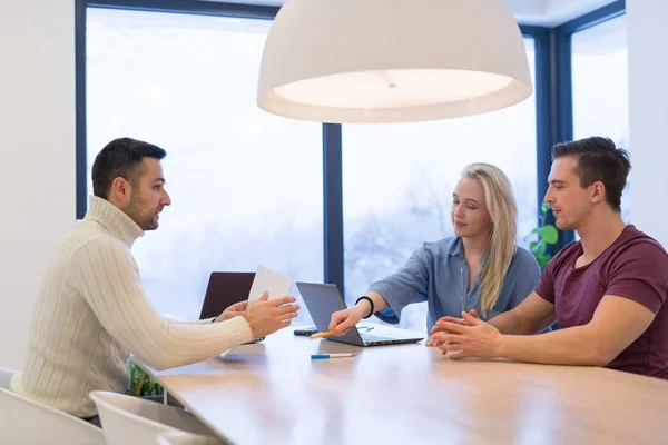 Gente de negocios discutiendo plan empresarial — Foto de Stock