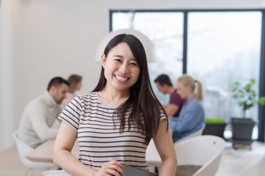 İş adamları iş planını tartışıyor