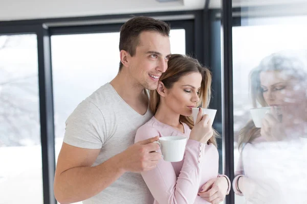 Romantische gelukkige jonge paar — Stockfoto