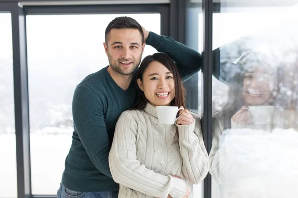 Feliz jovem casal multiétnico — Fotografia de Stock