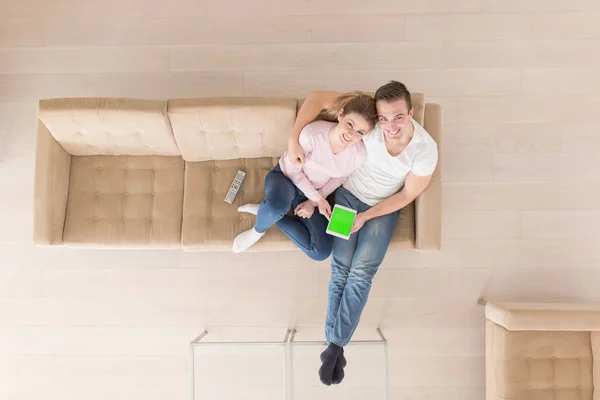 Junges Paar sitzt auf Sofa — Stockfoto