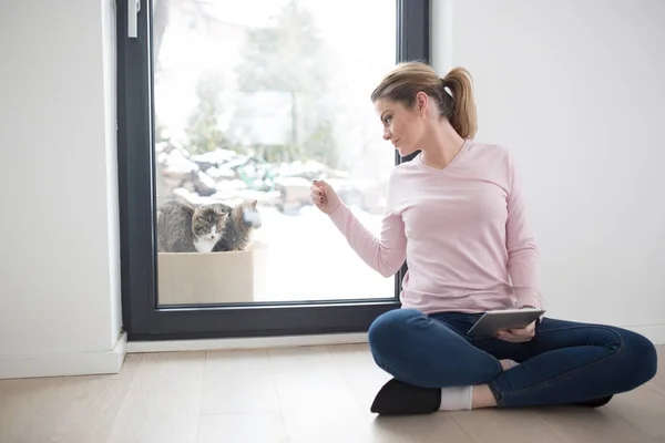 Mooie jonge vrouw — Stockfoto