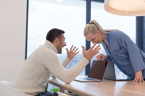 Empresários discutindo plano de negócios — Fotografia de Stock