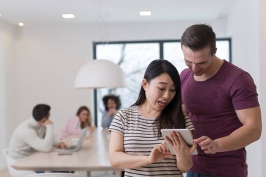 İş adamları iş planını tartışıyor