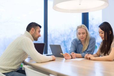 İş adamları iş planını tartışıyor