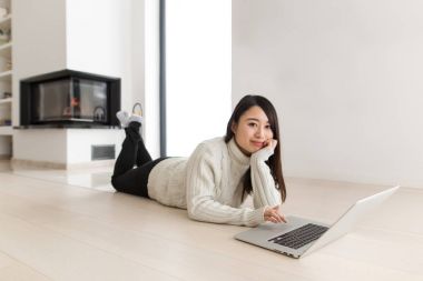 Genç Asyalı kadın