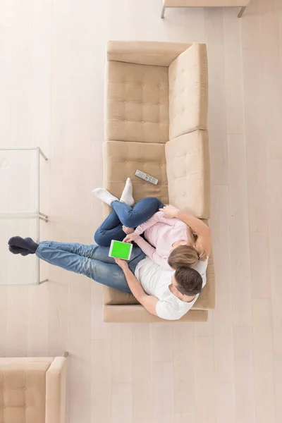 Junges Paar sitzt auf Sofa — Stockfoto