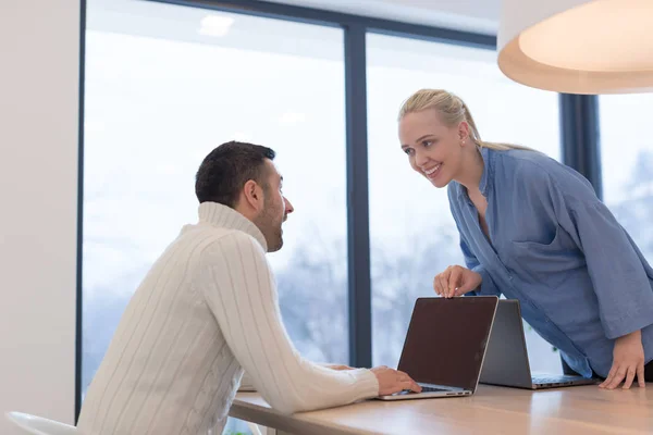 Zakenmensen bespreken businessplan — Stockfoto