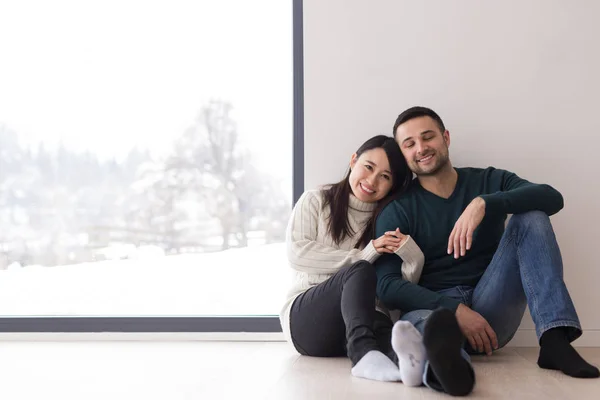 Feliz jovem casal multiétnico — Fotografia de Stock