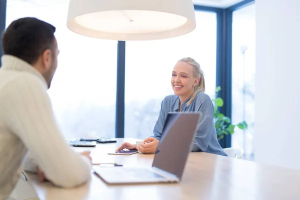 Affärsmän diskuterar affärsplan — Stockfoto