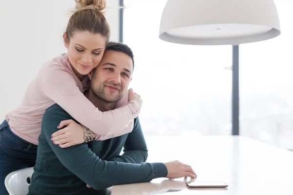 Casal abraçando em sua nova casa — Fotografia de Stock