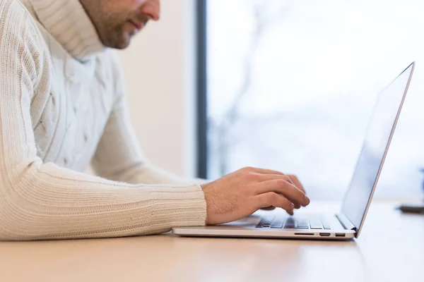 Jovem Empreendedor Freelancer Trabalhando Usando Laptop Espaço Coworking — Fotografia de Stock