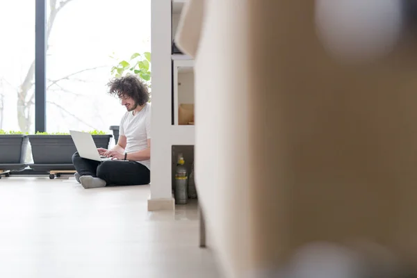 Man met laptop — Stockfoto