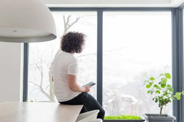 Giovane utilizzando un tablet a casa — Foto Stock