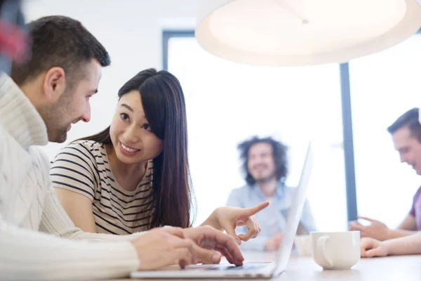 Gente de negocios discutiendo plan empresarial — Foto de Stock