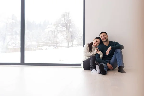 Feliz jovem casal multiétnico — Fotografia de Stock