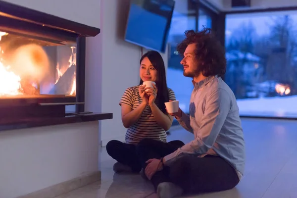 Jong romantische multi-etnisch koppel — Stockfoto