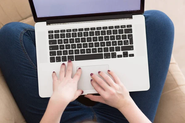 Mooie Jonge Vrouw Bank Bij Huis Websurfing Internet Met Laptop — Stockfoto