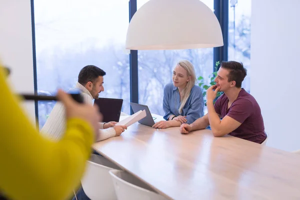 Zakenmensen bespreken businessplan — Stockfoto