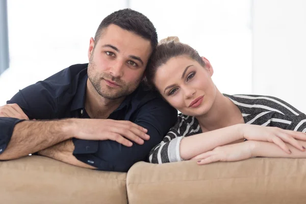 Portrait de jeune couple assis sur le canapé — Photo