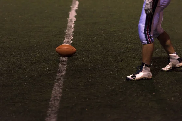 Készen áll a kickoff Labdarúgás amerikai futball kicker — Stock Fotó