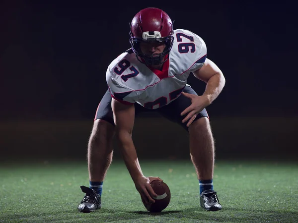 Joueur de football américain commençant le match de football — Photo