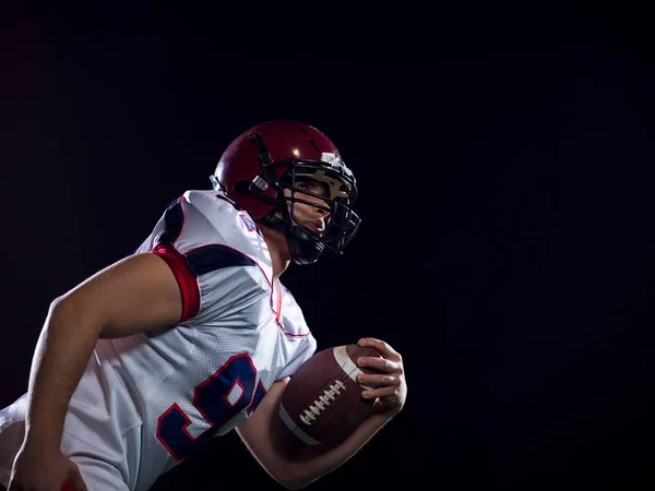 Giocatore di football americano che tiene la palla mentre corre sul campo — Foto Stock