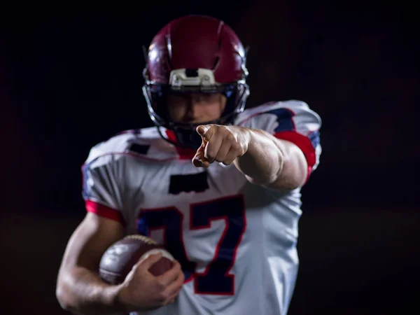 Portret van een zelfverzekerde Amerikaanse voetballer — Stockfoto