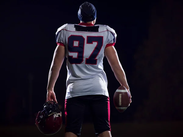 Vista posteriore del giovane giocatore di football americano fiducioso — Foto Stock