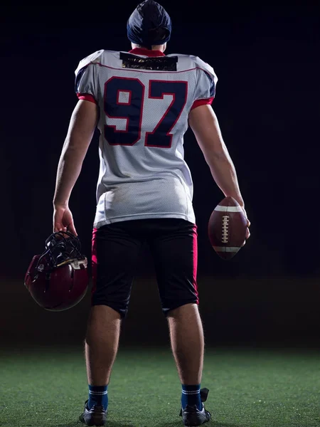 自信を持って若いアメリカン ・ フットボール プレーヤーの背面図 — ストック写真