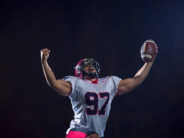 Jogador de futebol americano comemorando depois de marcar um touchdown — Fotografia de Stock