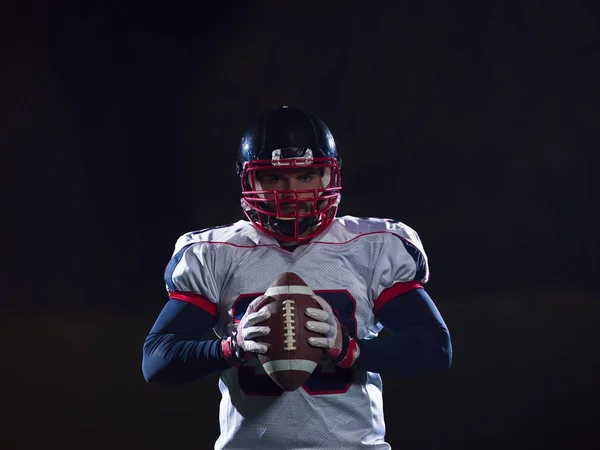 Portret van een zelfverzekerde Amerikaanse voetballer — Stockfoto