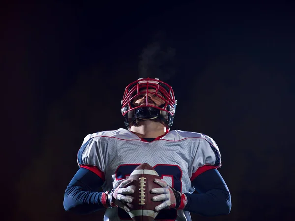 Portret pewnego siebie amerykańskiego piłkarza — Zdjęcie stockowe