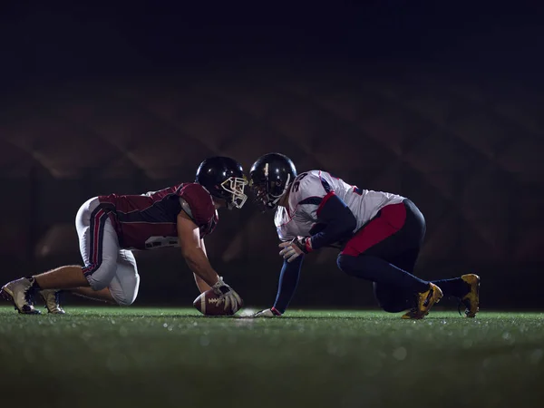 Jogadores de futebol americano estão prontos para começar — Fotografia de Stock