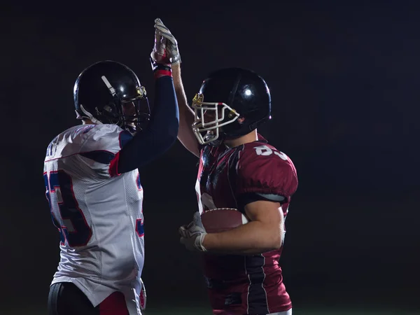 American football-spelers vieren na het scoren van een touchdown — Stockfoto