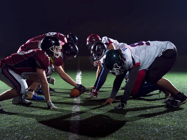 Amerikan futbol oyuncuları başlatmak hazırsınız — Stok fotoğraf