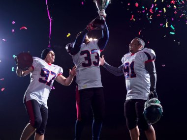 Amerikan futbolu takımı zaferini kutluyor