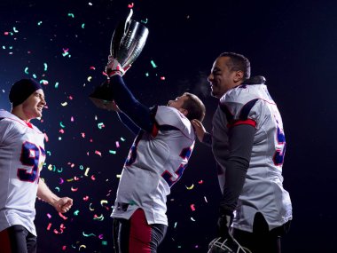 Amerikan futbolu takımı zaferini kutluyor