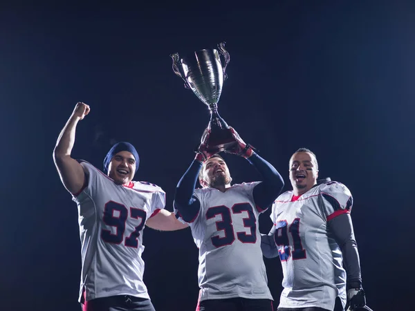American Football Team mit Trophäe feiert Sieg — Stockfoto